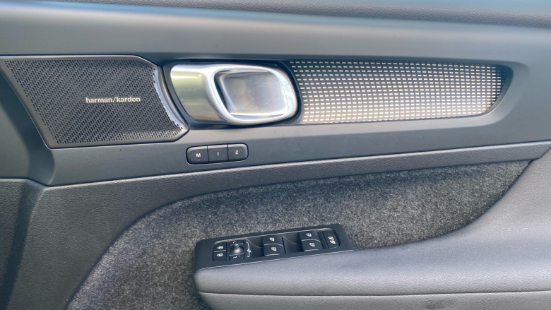 Volvo XC40 2.0 B4P Ultimate Dark 5dr Auto Petrol Estate